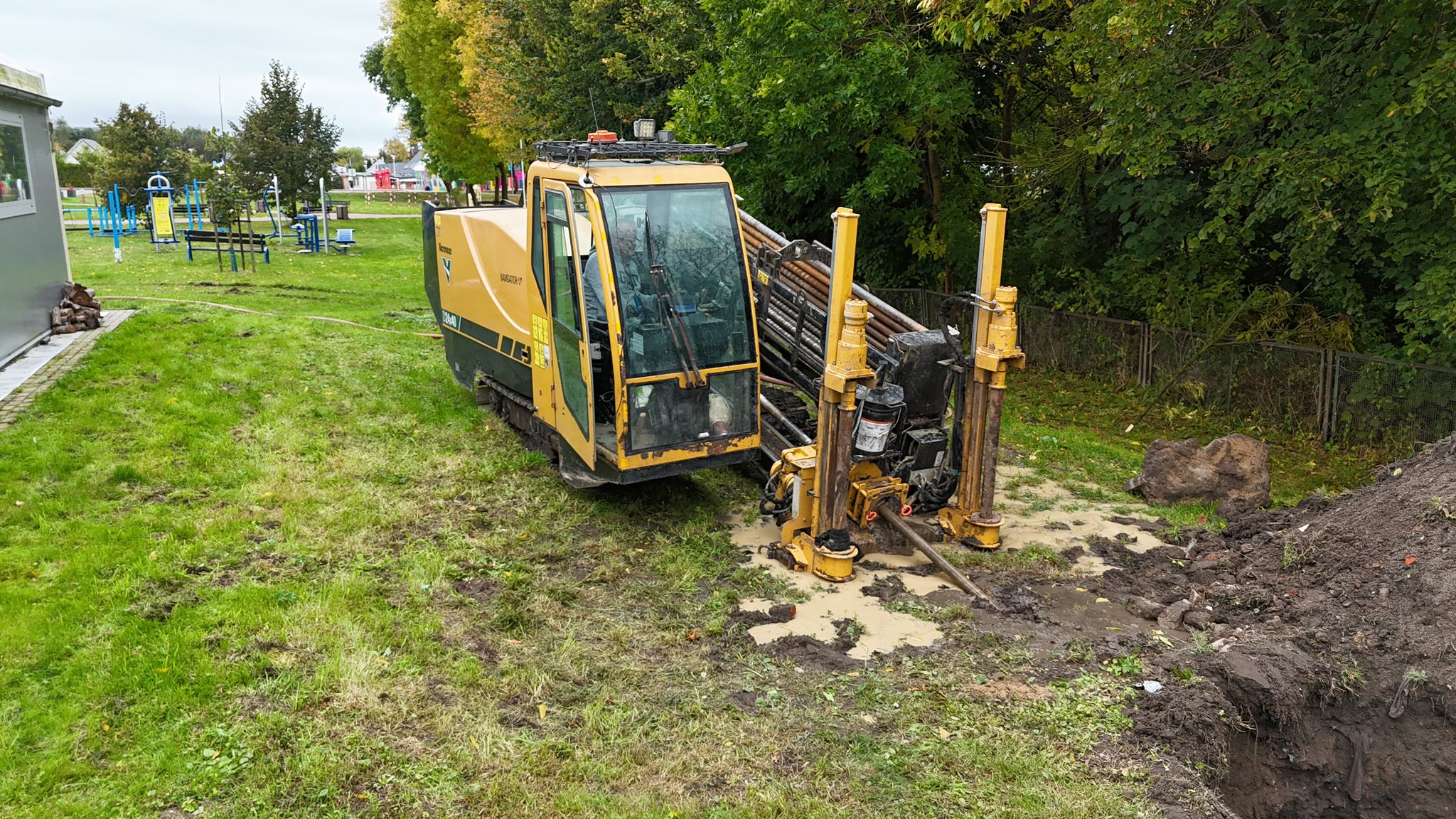 Wiertnica HDD w terenie leśnym